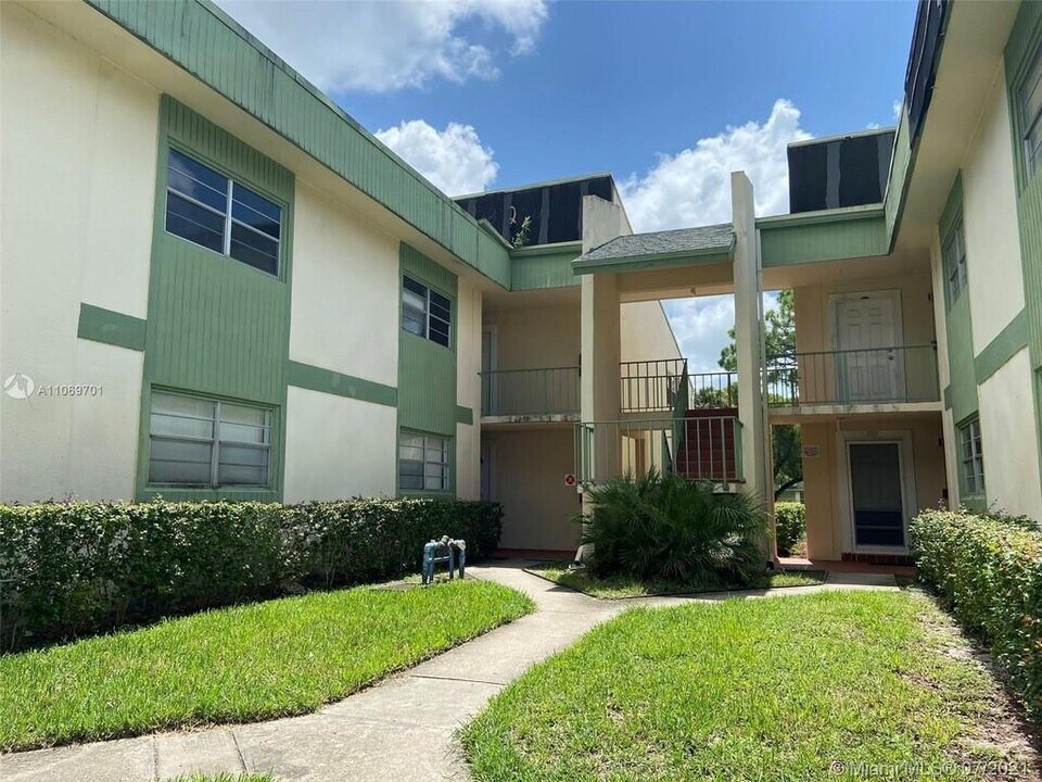 4133 NW 88th Ave in Coral Springs, FL - Foto de edificio