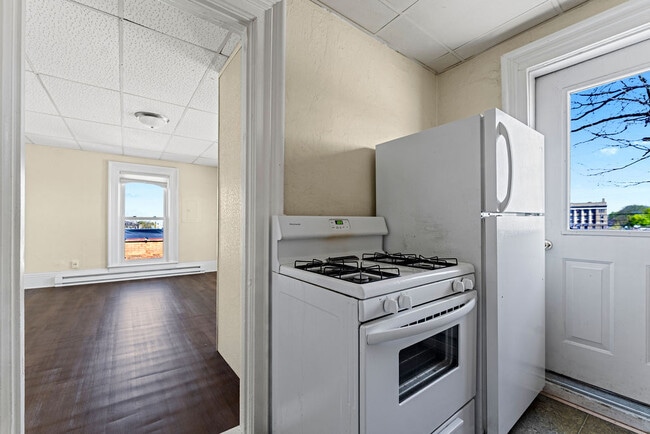 211 Otter Ave, Unit Upper