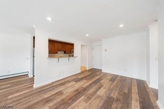 300 W Munsell Ave in Linden, NJ - Building Photo - Building Photo
