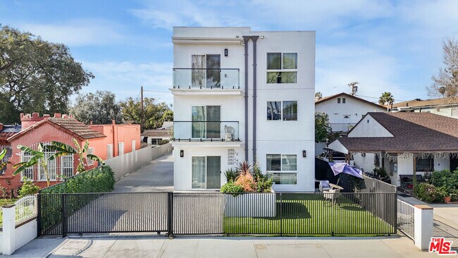 2057 1/2 S Garth Ave in Los Angeles, CA - Foto de edificio - Building Photo