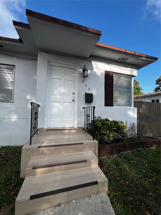 550 SW 16th Ave in Miami, FL - Foto de edificio - Building Photo