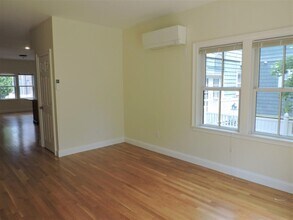 4 Emmons Pl, Unit 1 in Cambridge, MA - Foto de edificio - Building Photo