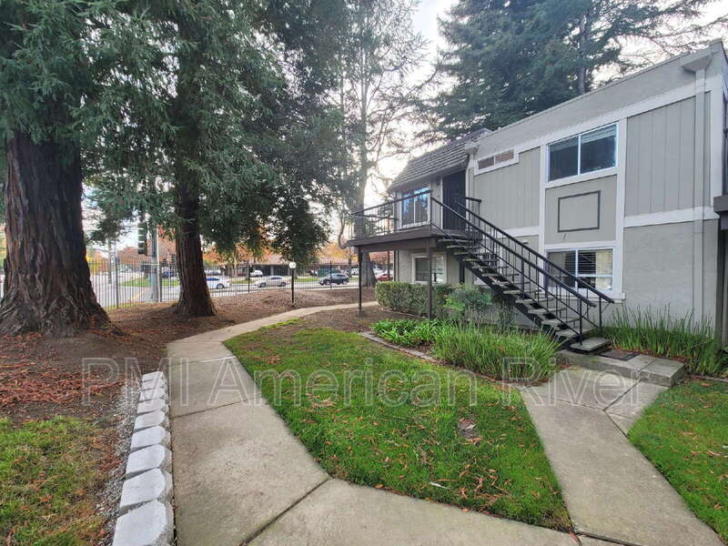 102 Luna Grande Cir in Sacramento, CA - Building Photo