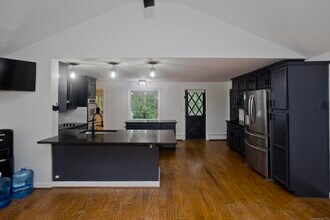 122 Lake St in South Windsor, CT - Building Photo - Building Photo