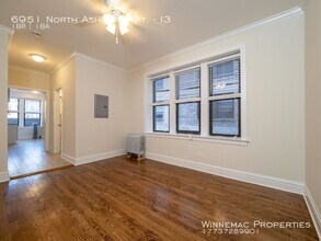 6951 N Ashland Ave in Chicago, IL - Foto de edificio - Building Photo