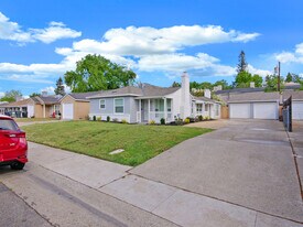 2537 Michelle Dr in Sacramento, CA - Building Photo