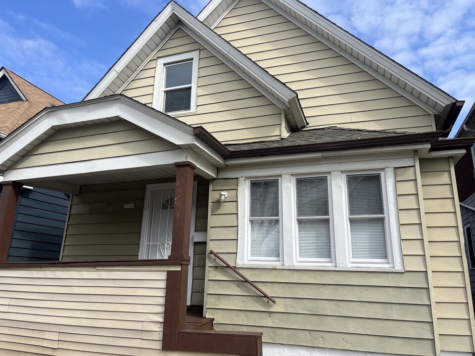 2508 W Grant St in Milwaukee, WI - Foto de edificio