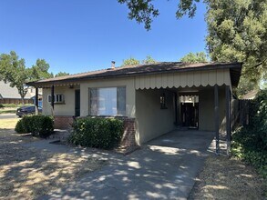 519 W Orangeburg Ave in Modesto, CA - Building Photo - Building Photo