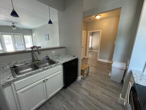 Room in Condo on Crossing Pl in Austin, TX - Building Photo - Building Photo