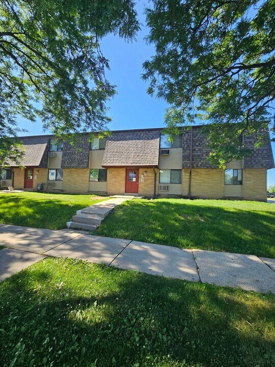 333 Coolidge Ave in Waukesha, WI - Building Photo