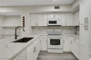 1220 Wildwood Lakes Blvd in Naples, FL - Building Photo