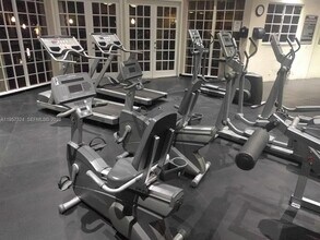 2890 N Oakland Forest Dr in Oakland Park, FL - Building Photo - Building Photo