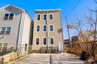 579 S 12th St in Newark, NJ - Foto de edificio - Building Photo