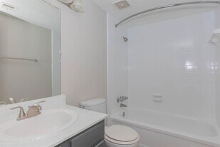 3125 Crestdale Dr, Unit 2527 in Houston, TX - Building Photo