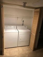 8343 Lake Dr in Miami, FL - Building Photo - Building Photo