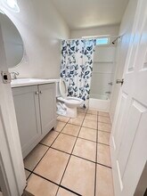 1015 4th St, Unit B in Modesto, CA - Foto de edificio - Building Photo