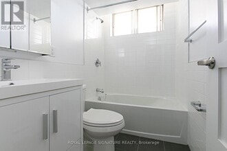 525 Eglinton Ave E in Toronto, ON - Building Photo - Building Photo