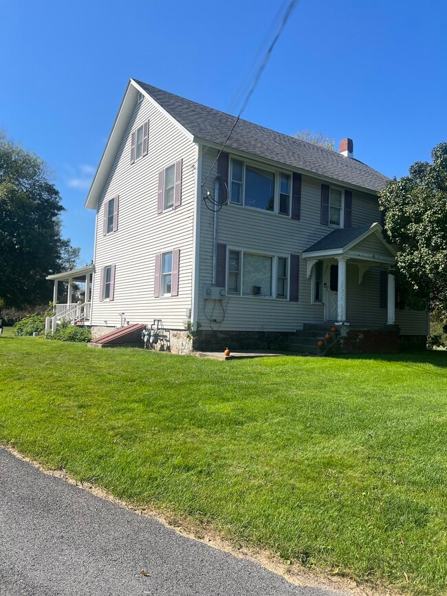 1239 Cumberland Head Rd, Unit B in Plattsburgh, NY - Building Photo - Building Photo