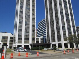 125 SW Jefferson Ave in Peoria, IL - Building Photo