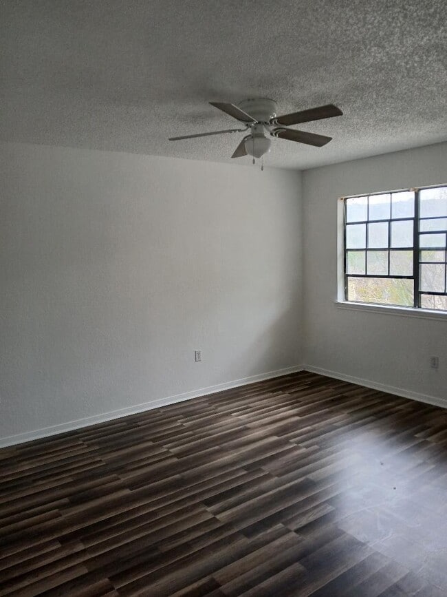 913 N 7th St, Unit D in Copperas Cove, TX - Building Photo - Building Photo