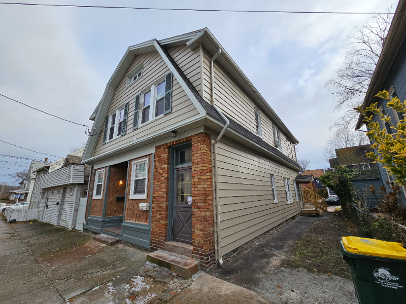 31 Crescent St in Ansonia, CT - Building Photo