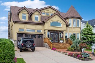 319 Harbor Dr in Lido Beach, NY - Building Photo