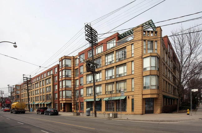 1070-1080 Queen St E in Toronto, ON - Building Photo - Building Photo