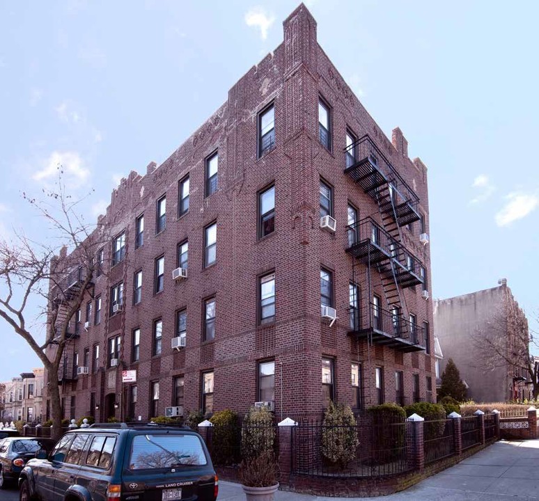 310 E 25th St in Brooklyn, NY - Building Photo