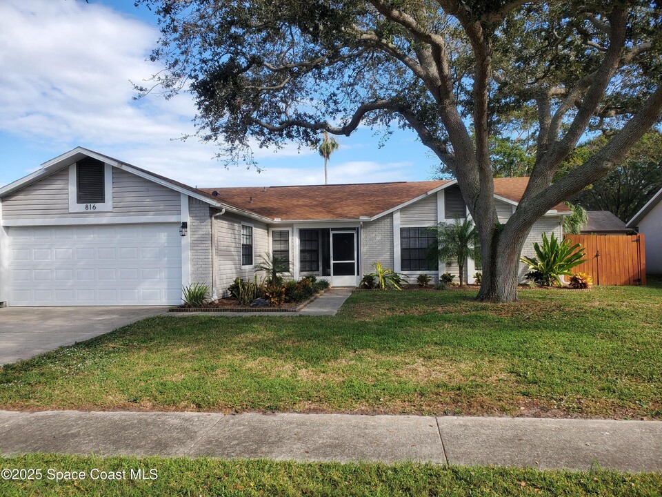 816 Pine Shadows Ave in Rockledge, FL - Foto de edificio
