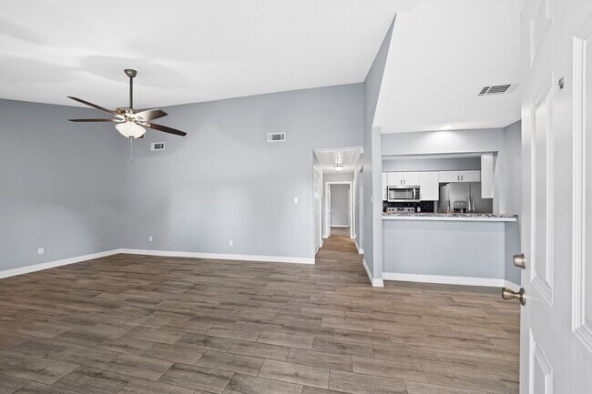 8 Hideaway Dr in Friendswood, TX - Foto de edificio - Building Photo