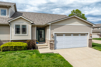 West Prairie Townhomes in Johnston, IA - Foto de edificio - Building Photo