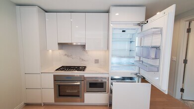 135 Seaport Blvd, Unit 908 in Boston, MA - Foto de edificio - Building Photo