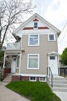 2429 N Farwell Ave, Unit Lower in Milwaukee, WI - Building Photo