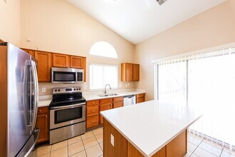 14815 W Dovestar Dr in Surprise, AZ - Foto de edificio - Building Photo