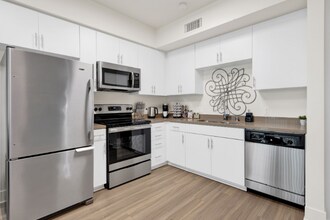 501 W Colorado St in Glendale, CA - Building Photo - Building Photo