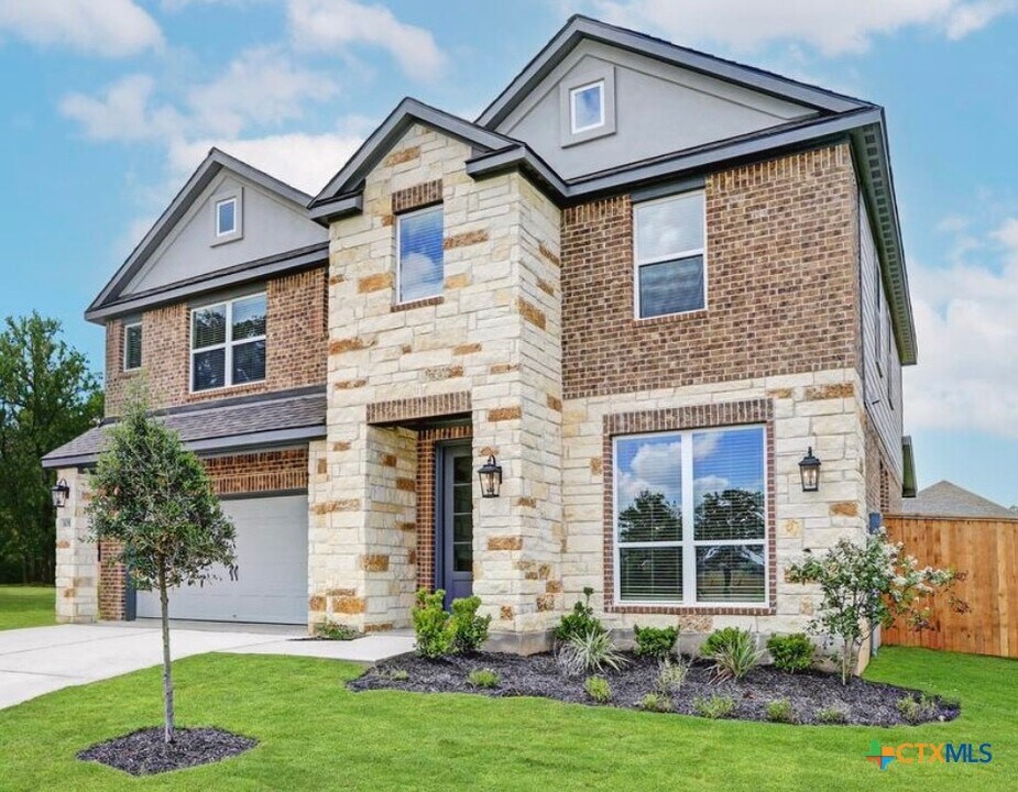135 Lt. John Decker Dr in San Marcos, TX - Building Photo