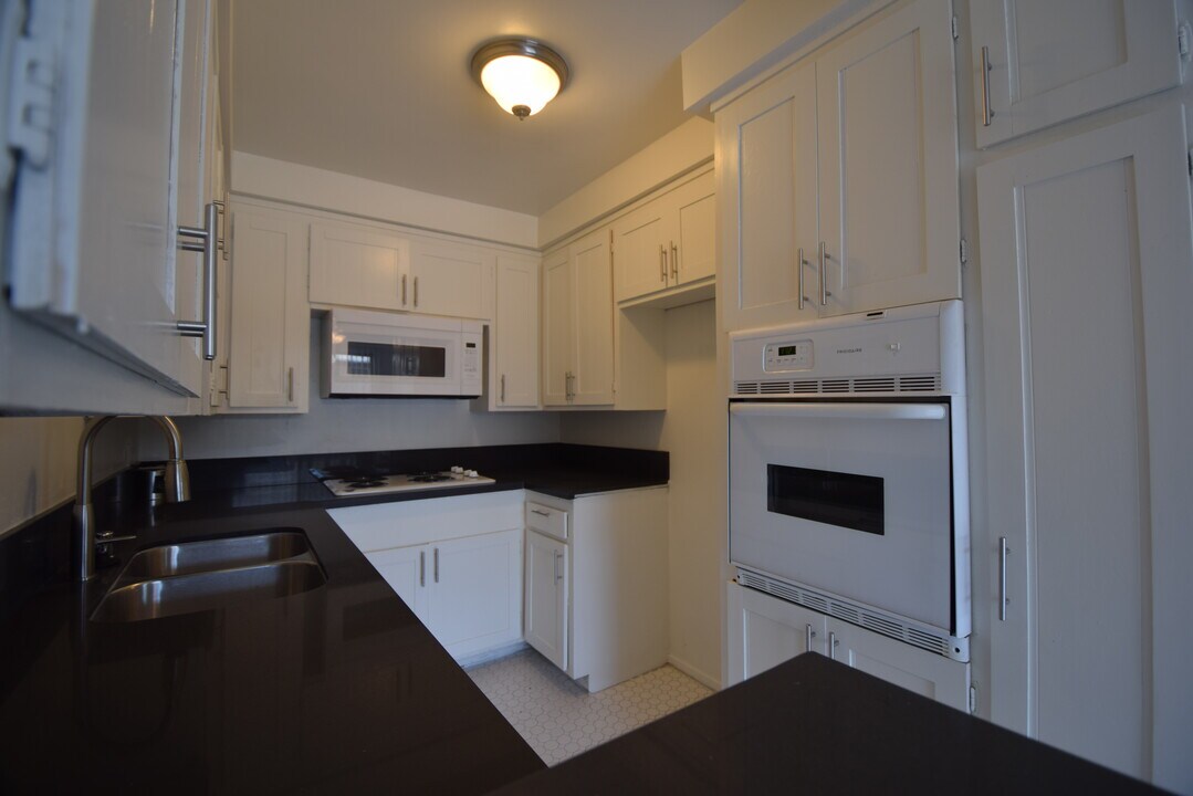 Woodman Court Apartments in Van Nuys, CA - Building Photo