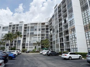 800 Parkview Dr in Hallandale Beach, FL - Building Photo - Building Photo