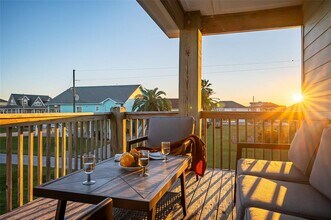 960 Crane Ln in Port Bolivar, TX - Building Photo - Building Photo