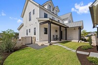 19517 Flying J Blvd in Spicewood, TX - Foto de edificio - Building Photo