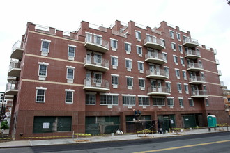 35-06 Leavitt St in Flushing, NY - Foto de edificio - Building Photo