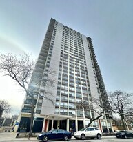 1355 N Sandburg Terrace in Chicago, IL - Building Photo