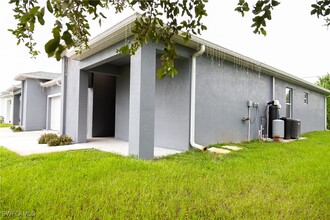 17366 Ithaca Dr in Ft. Myers, FL - Foto de edificio - Building Photo