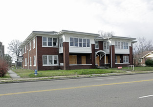 Poplar Plaza Apartments in Jackson, TN - Building Photo - Building Photo