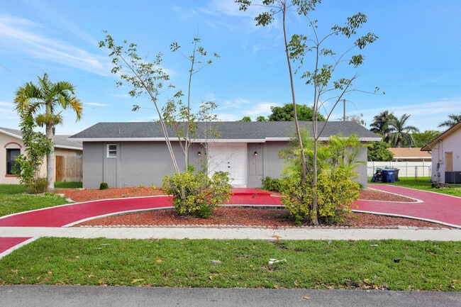 8211 NW 45th Ct in Lauderhill, FL - Building Photo - Building Photo