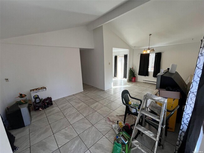 325 Middle Island Rd in Medford, NY - Building Photo - Building Photo