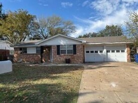 233 NE Taylor St in Burleson, TX - Building Photo