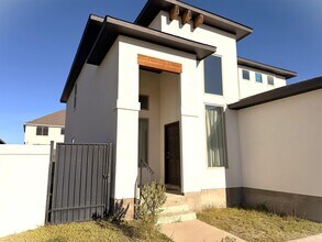 414 Placido Dr in Laredo, TX - Building Photo - Building Photo
