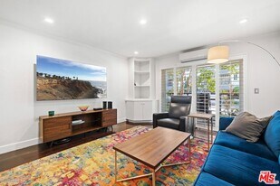 9005 Cynthia St, Unit 208 in West Hollywood, CA - Building Photo