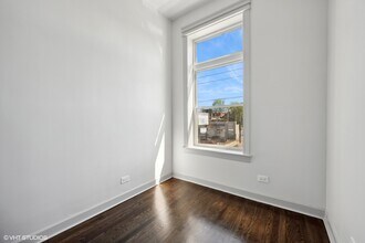 2344 W Fullerton Ave in Chicago, IL - Building Photo - Building Photo